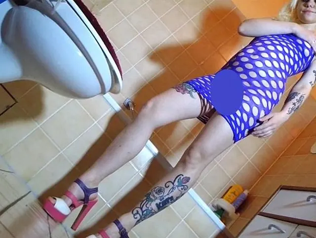 Geil gepinkelt im Netzkleid und Heels