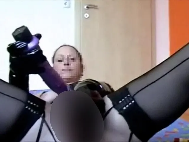 Zickenpussy nimmt 2 dicke Vibartoren