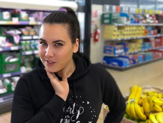 VOM SUPERMARKT-VERKÄUFER dreist in den Arsch gefickt. Mit krasser FOTZEN-ZERSTÖRUNG!