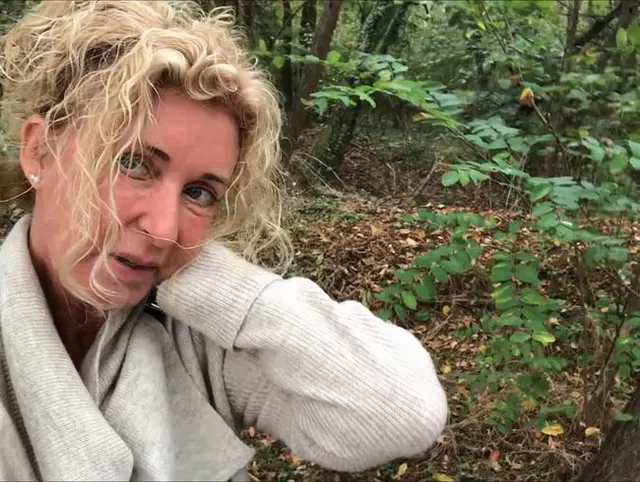 GUCK DIR MAL DIE FOTZE AN WIE DIE FOTZE PISSEN KANN!!! OUTDOOR