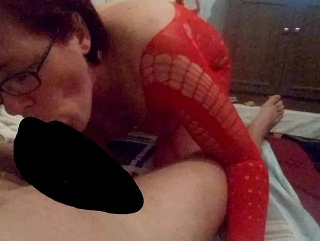 Blasen in roten Catsuit