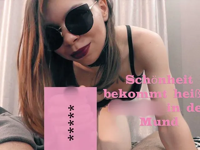 Schönheit bekommt heißes Sperma in den Mund, nachdem sie masturbiert und einen Schwanz geleckt hat