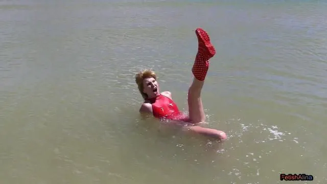 Mit Gummistiefeln im Meer