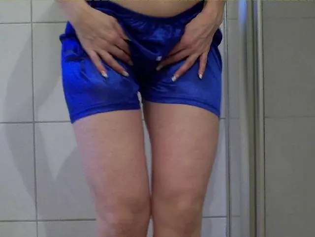 Blaue Satinhosen sind nass viel geiler!