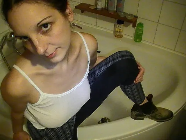 Bad mit Reitose und schmutzigen Stiefletten