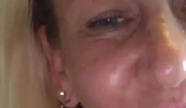 Blonde Schlampe stopft dicke Gurke tief in die enge nasse Fotze – extremes Solo