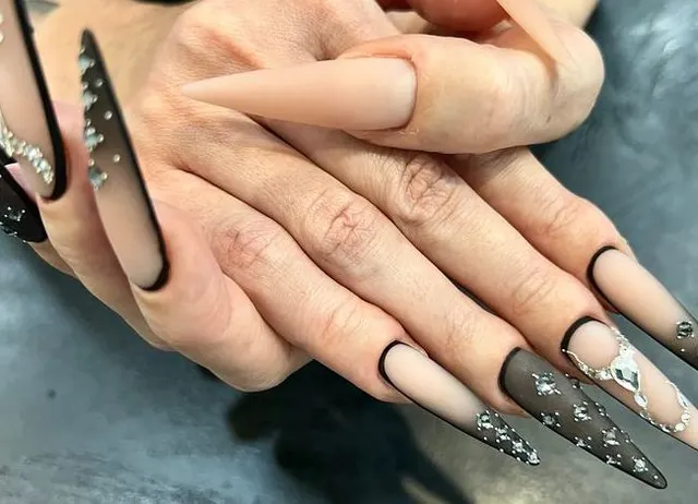Lange Nägel, noch länger und eine neue Form, Klopfen und Fingerknirschen
