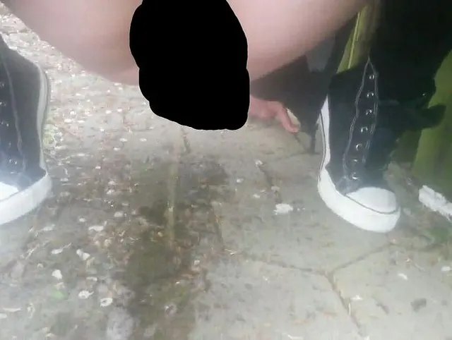 Hinter eine Grillhütte gepisst