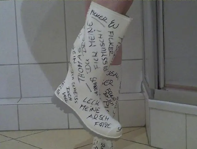Gummistiefel angemalt und vollgepisst