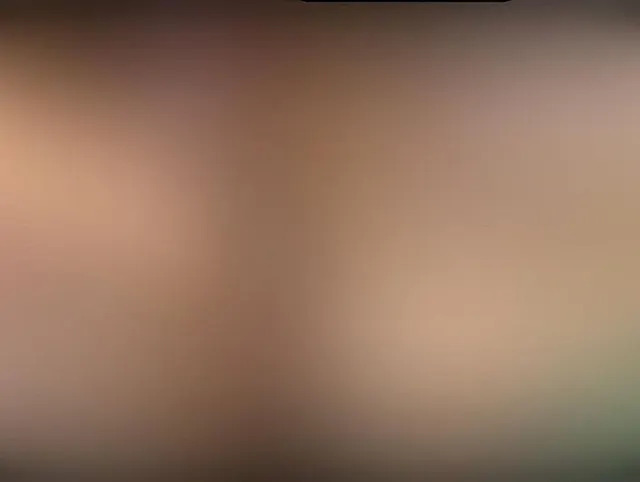 Verrücktes Ding! Sie fickt ihre Muschi durch das Spekulum. Stecken Sie den Dildo hinein