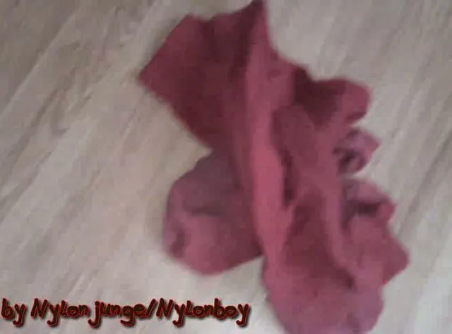 Rote Socken und Hausschuhe