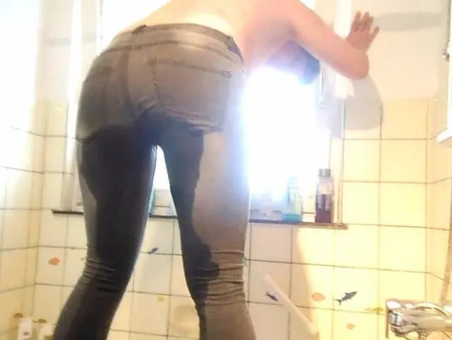 Jeanspiss in der Badewanne