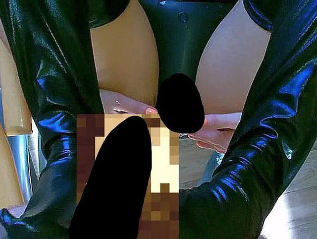 Blasen und Wichsen im Latex-Höschen...