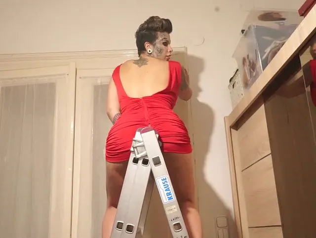 KINKY STEPMOM AUF DER LEITER-ANBETUNG MEIN CURVY ASS! (POV)