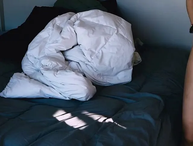 Ich filme meine Nachbarin beim Sex mit ihrem Freund in ihrer Wohnung.