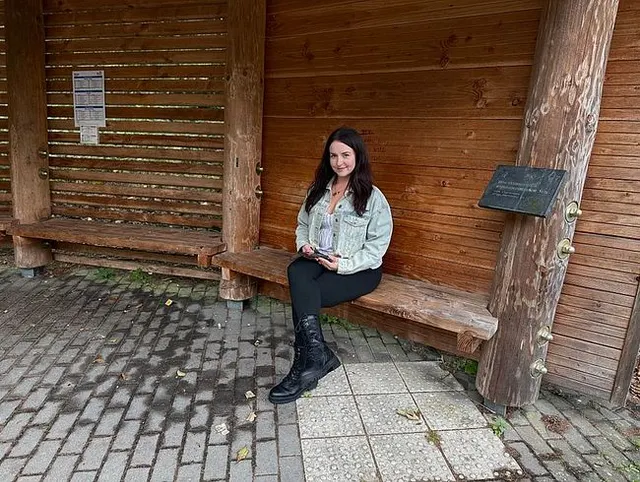 Jeansjacke, enge Leggings & Dockers! Outdoor-Sex im Wald!