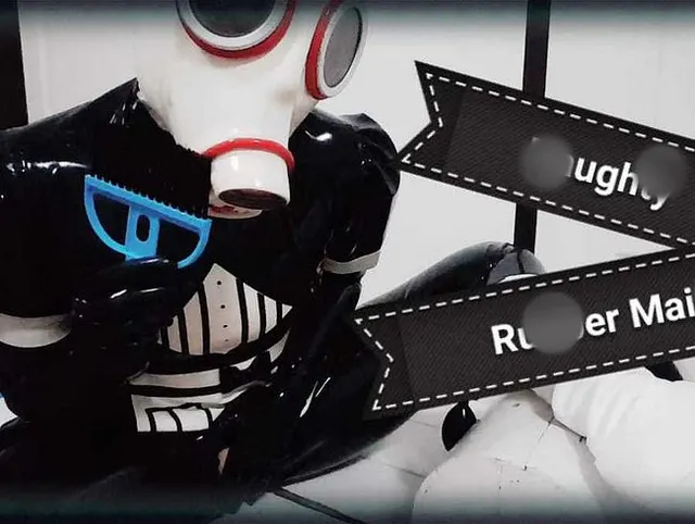 Naughty Rubber Maid Katie schleicht sich selbst aus