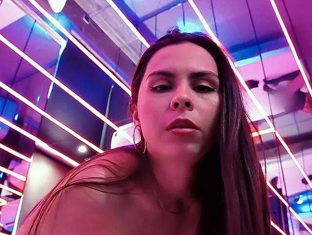 UNERWARTETE ABENTEUER IN EINER NACHT IN EINEM HOTEL, IN DEM SIE ALLES SEHEN WERDEN, WAS DER