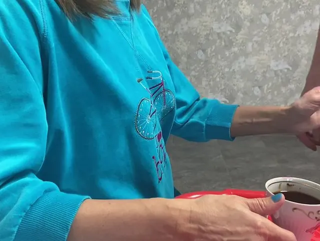 Stiefmutter trinkt Kaffee mit Stiefsohns Sperma, massiver Cumshot, Tabu-Fetisch.