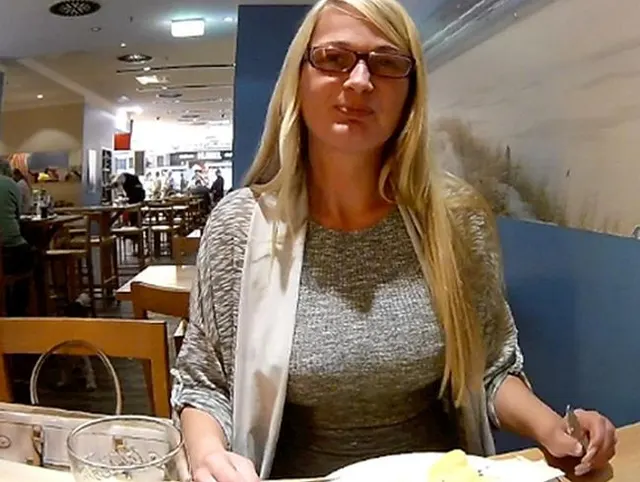 Mitten im Restaurant Fötzchen gezeigt!!