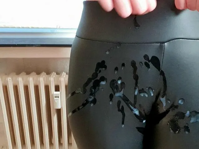 Spritz mir auf die Leder-Cameltoe-Fotze!!!!