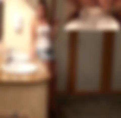 Im Männerklo ins Waschbecken Gepisst!!