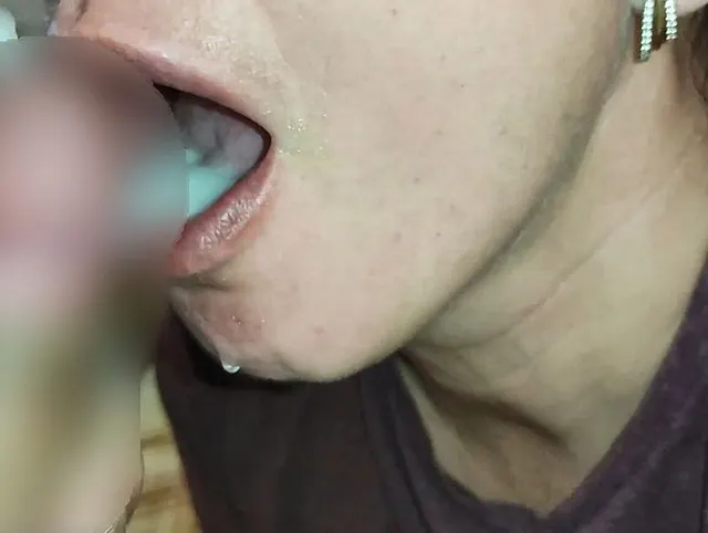 Geile, reife MILF gibt einen Blowjob