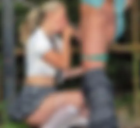Teeny Vivi (18) fährt per Anhalter heim, bläst Fahrer und wird gefickt