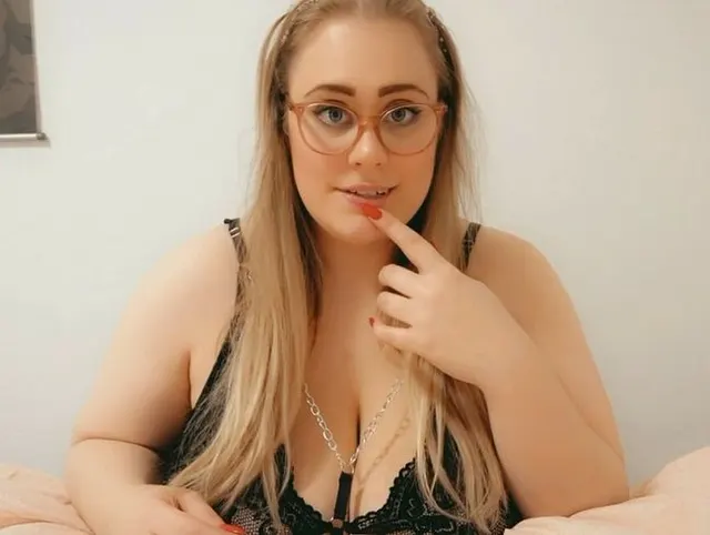 Dildo Blowjob mit ganz viel Spucke und sehr großen Brüsten!