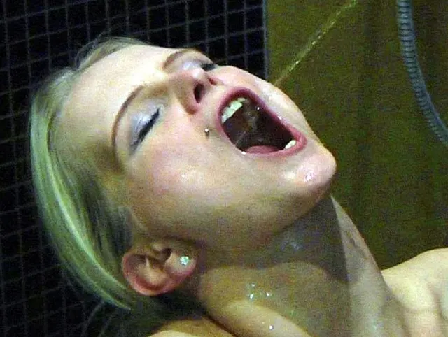 Mia: Versaute NS-Spiele in der Dusche