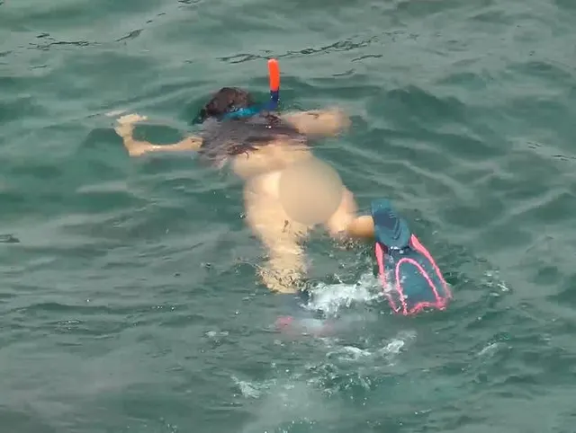 Abenteuer pur: Nackt im Meer unter Haien
