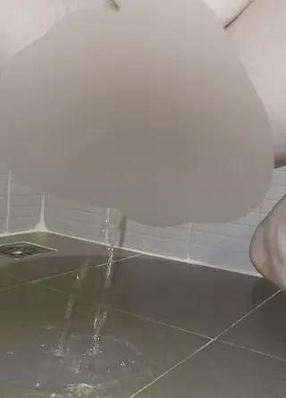 In die Dusche gepisst