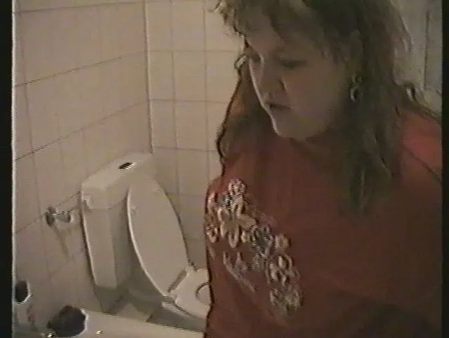 Im Stehen in der Wanne gepisst