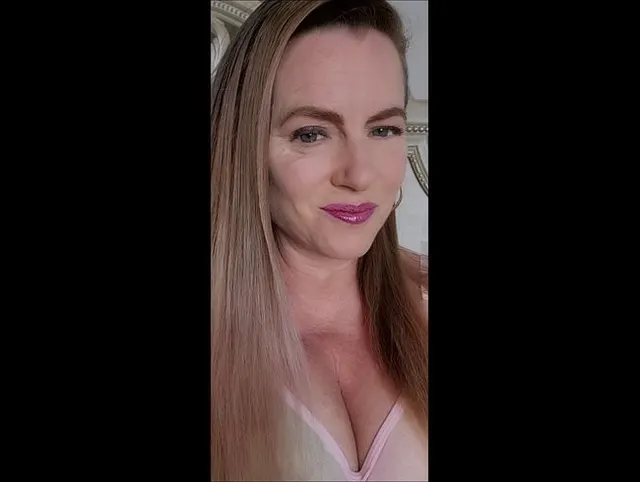 Nikki in sexy Pastell-Babydoll-Glasdildo fickt und gibt JOI