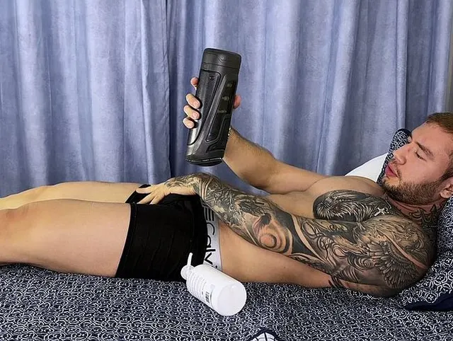 Milf benutzt männliches Spielzeug bei Brian Evansx und fickt ihn mit ihrem großen Latina-Arsch