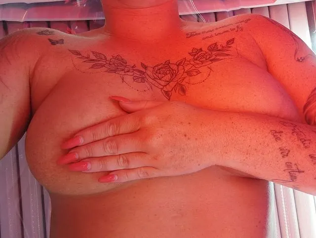 Titten unterm Solarium