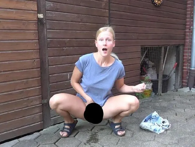 Vom Nachbar beim Pinkeln erwischt und gefickt!!!