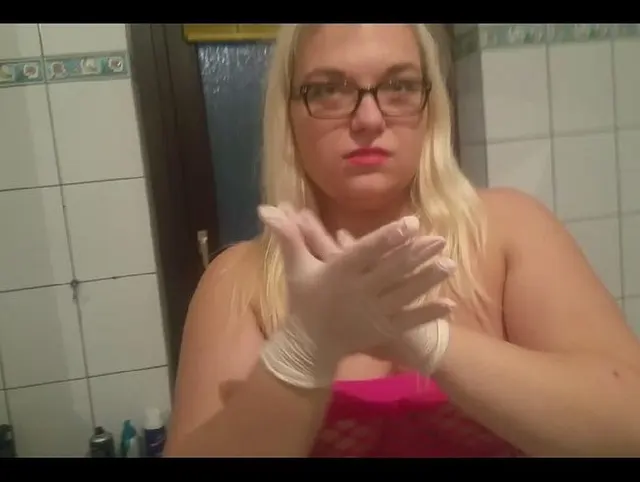 Handjob mit Latexhandschuhen