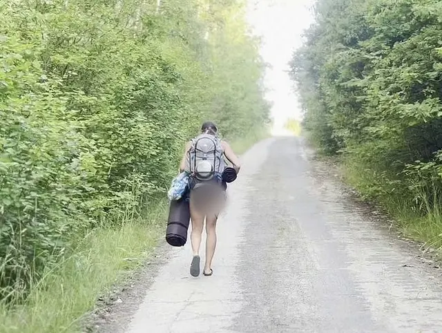 Nackt am See: Nackt wandere ich zum See und genieße das kühle Wasser