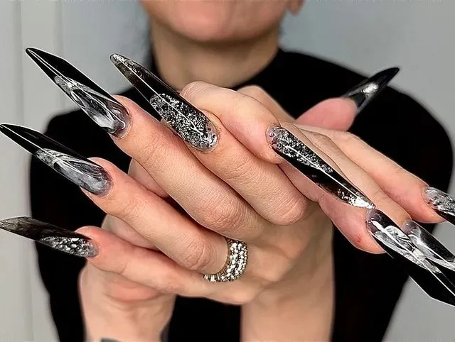 Lange Nägel, neue Form und neue Länge – Gothic Almond