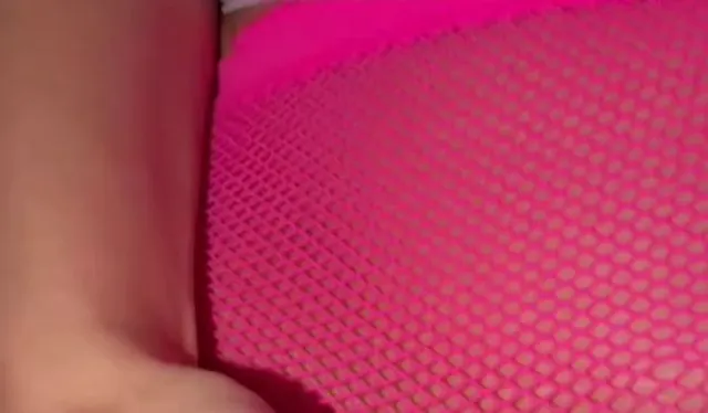 Rosa Netzstrumpfhose und heißer Footjob