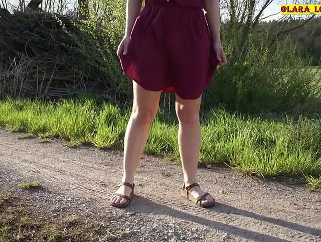 Outdoor-Piss auf dem Feldweg mit behaarter und gepiercter Fotze