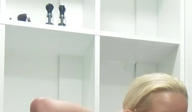 Lara braucht Pause von der Arbeit geile Sekretaerin mit Brille goennt sich heissen Anal Spass