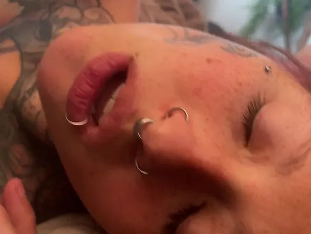 Super Intimate Fick mit Orgasmus and wackelnden Titten.