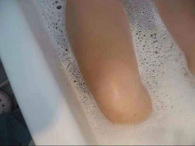 Behaarte Fotze mit Kitzlermassage beim baden