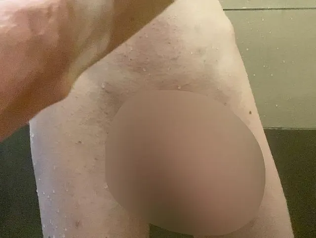 Am Morgen unter der öffentliche Dusche gewixt
