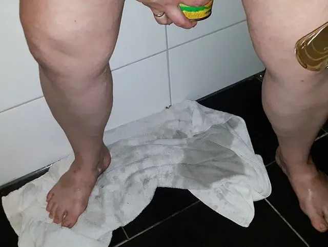 Pisserein im Badezimmer