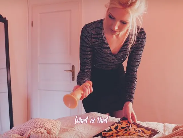 Geiles Party Babe findet Dildo von Freundin auf Dinnerparty