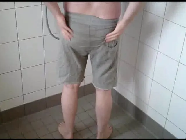 Pissen in Grauer Hose
