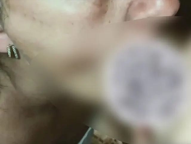 Heiße reife MILF, schlampiger Blowjob mit Sperma im Mund